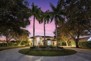 Interior - Luxurious 6-Bedroom Villa with Pool & Games (Parkland)