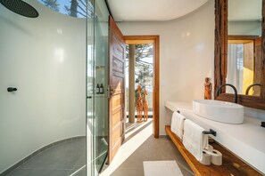 Cabana de luxe, vistes al jardí | Bany | Banyera i dutxa independents, assecador de cabells i barnussos 