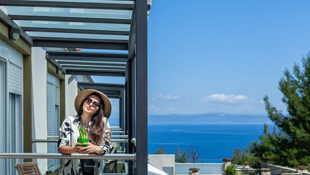 A balcony with a clear view of the sea and mountains. - Sunny Villa Pende in Chaniotis (Kassandra)
