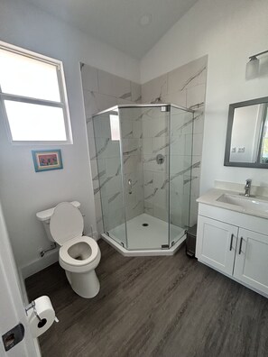 Een douche, een haardroger, handdoeken, zeep