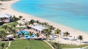 Ein Resort mit Pool, Strand und Meerblick.