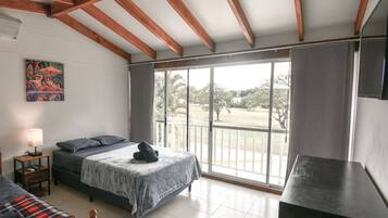 4 Schlafzimmer, Schreibtisch, Bügeleisen/Bügelbrett, kostenloses WLAN