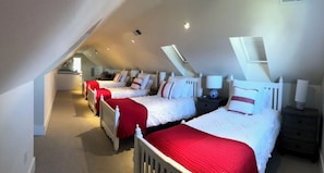 5 Schlafzimmer, Schreibtisch, Bügeleisen/Bügelbrett, Reisekinderbett