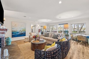 TV - Cottage-Style Home in the Heart of Grayton Beach! Private Dock! Walk to the Beac (Santa Rosa Beach)