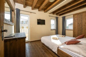 6 bedrooms, iron/ironing board, travel cot, free WiFi