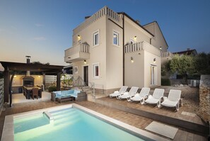 Una piscina al aire libre, una piscina climatizada
