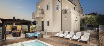 Villa Castagna with Private Pool and Sauna near the Sea