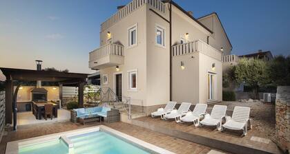 Villa Castagna mit privatem Pool und Sauna in der Nähe des Meeres