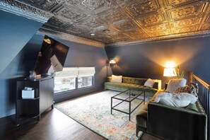 Televisión y chimenea 