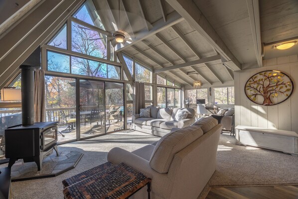 Televisie, een open haard en een kantoor