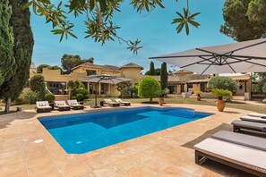 Utendørsbasseng og et oppvarmet basseng