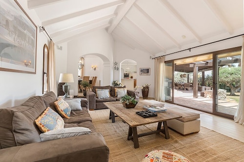 Stunning 5 bedroom villa with private pool in heart of La Manga Club. Sleeps 10