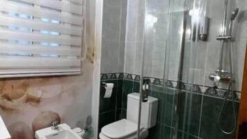 Secador de pelo, bidet, toallas, jabón