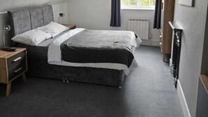 Desk, iron/ironing board (on request), free WiFi, bed sheets - The Old Railway Hotel (Salisbury)