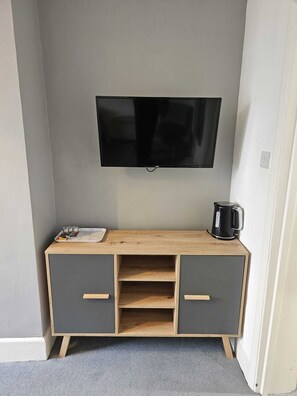 Bureau, fer et planche à repasser, Wi-Fi gratuit, draps fournis