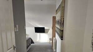 Desk, iron/ironing board (on request), free WiFi, bed sheets - The Old Railway Hotel (Salisbury)