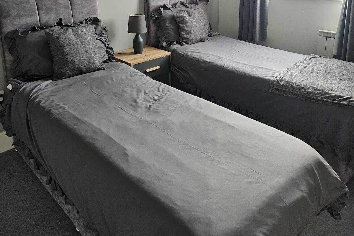 Twin Room | Desk, iron/ironing board (on request), WiFi (free), bed sheets