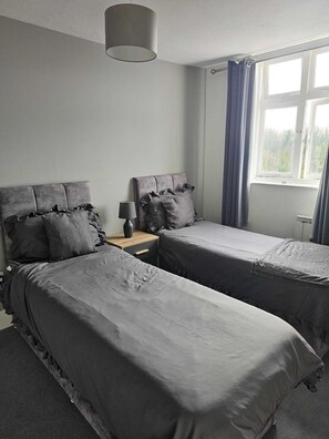 Twin Room | Desk, iron/ironing board, free WiFi, bed sheets