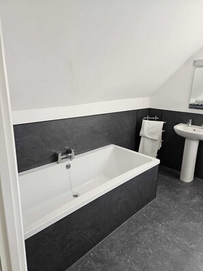 Zweibettzimmer | Badezimmer | Handtücher, Seife, Shampoo, Toilettenpapier