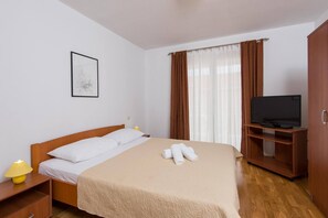 1 habitación, tabla de planchar con plancha, wifi y ropa de cama 