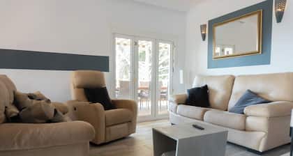 Villa with heated pool and private padel court