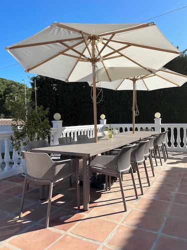 Villa with heated pool and private padel court