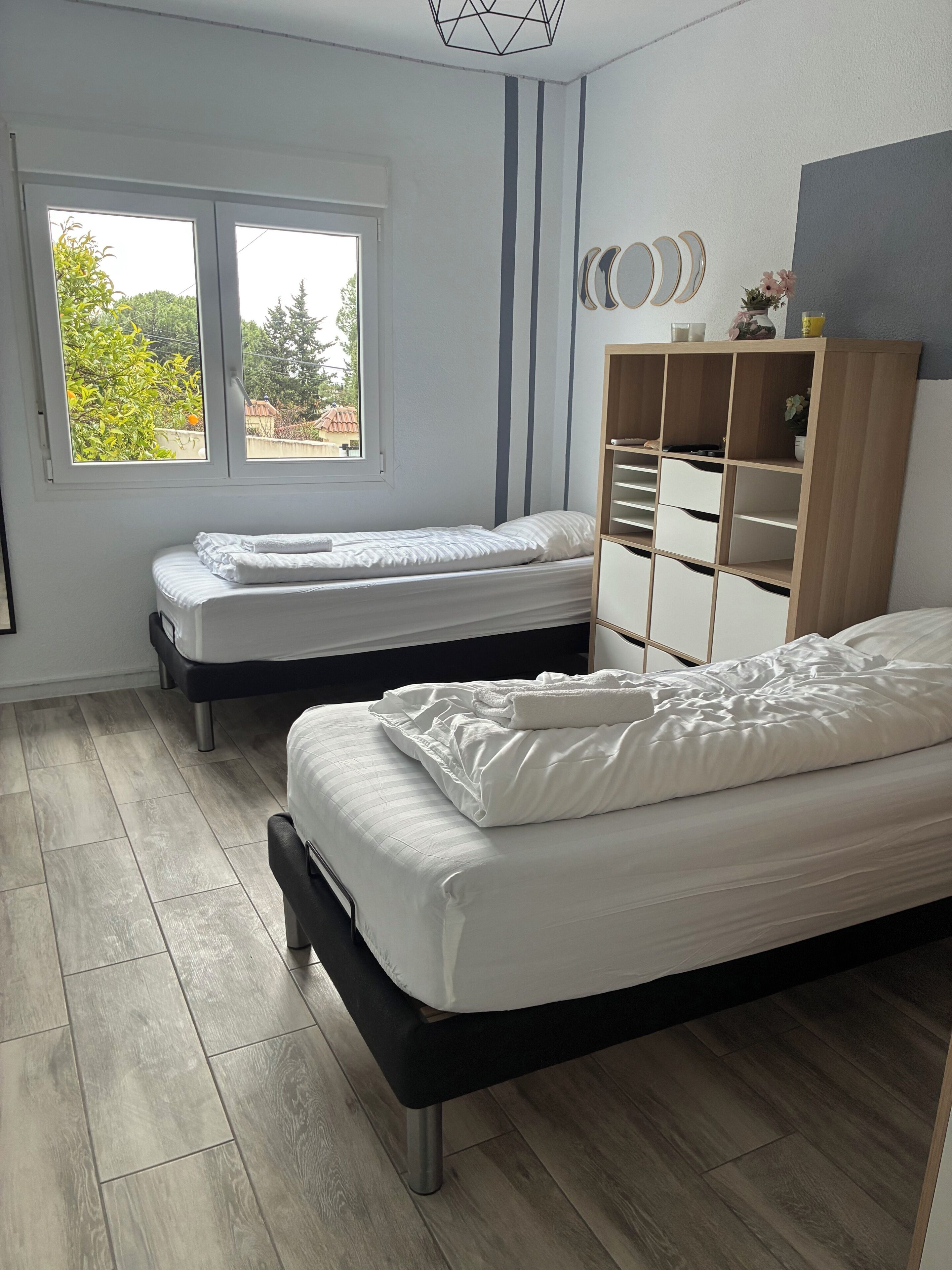 5 bedrooms, iron/ironing board, WiFi, bed sheets