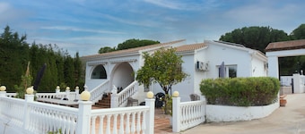 Villa with heated pool and private padel court