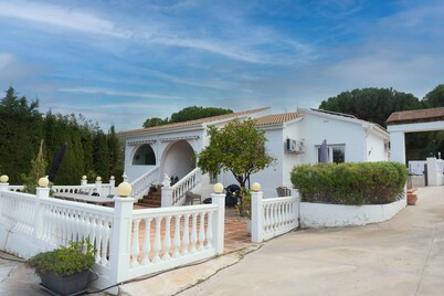 Villa with heated pool and private padel court