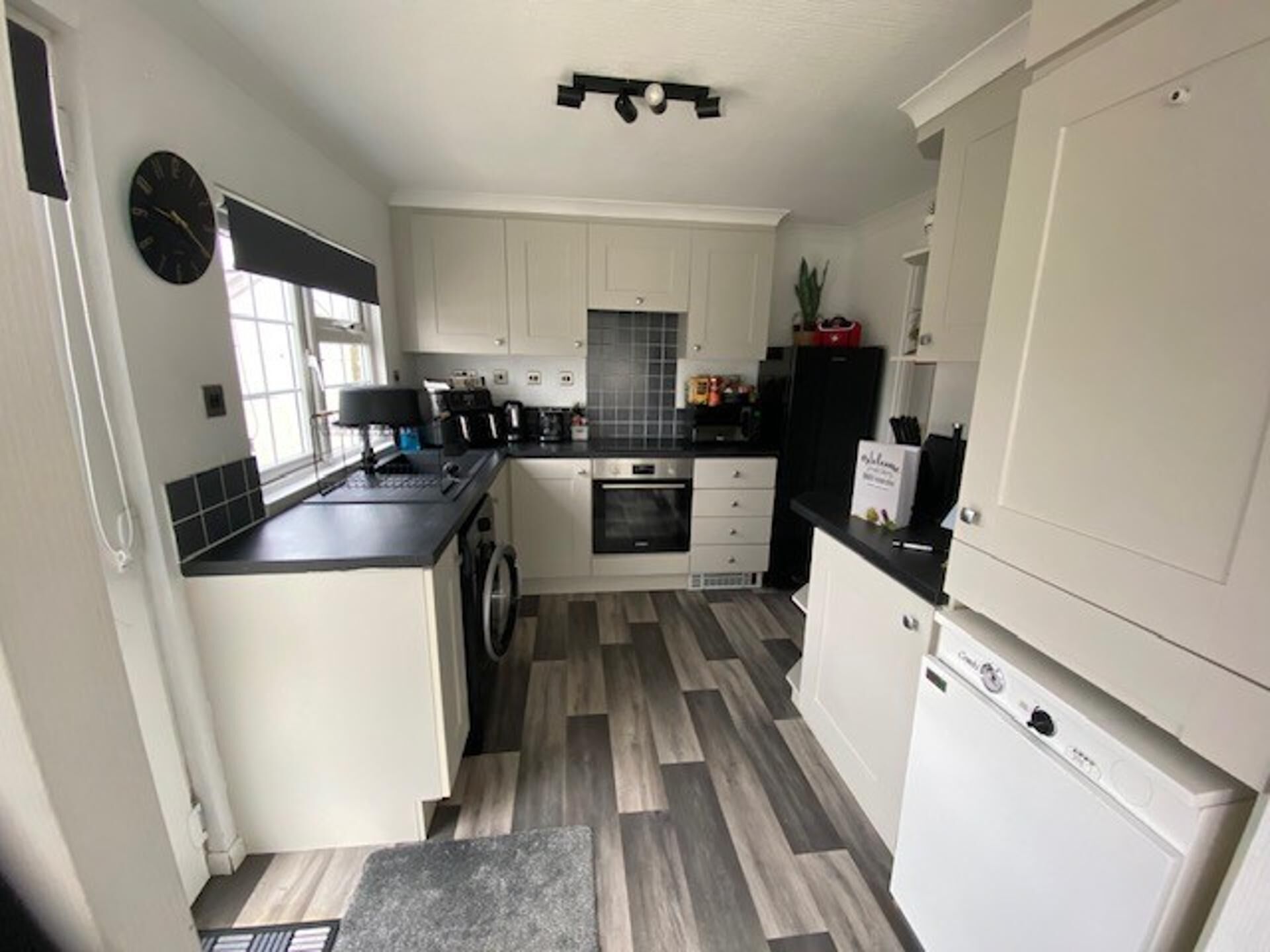 冷蔵庫、電子レンジ、オーブン、コンロ