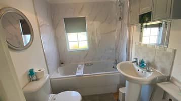 Rumah | Kamar mandi | Shower, bathtub besar, pengering rambut, dan handuk