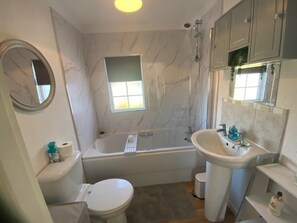 Ducha, bañera profunda, secador de pelo, toallas