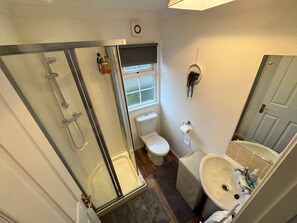 House | Bathroom | Shower, deep-soaking bathtub, hair dryer, towels - Paddock View - Snetterton, Norfolk (Norwich)