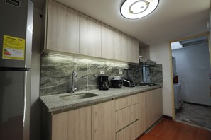 Coffee/tea maker, electric kettle, cookware/dishes/utensils, lobster pot - Casa familiar a 5 minutos del centro y de la avenida Circunvalar (Pereira)