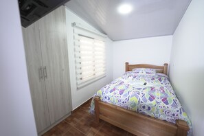 6 bedrooms, desk, iron/ironing board, free WiFi