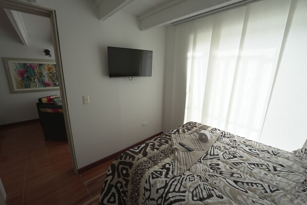 6 bedrooms, desk, iron/ironing board, free WiFi