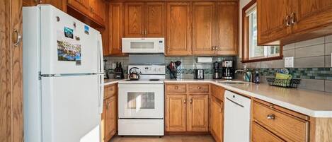 ثلاجة، ميكروويف، فرن، موقد طهي مسطح