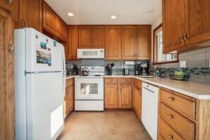 ثلاجة، ميكروويف، فرن، موقد طهي مسطح