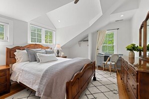 5 bedrooms, iron/ironing board, WiFi, bed sheets