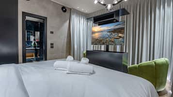 3 bedrooms, Egyptian cotton sheets, premium bedding, blackout curtains