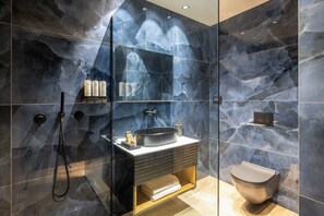Luxe suite, uitzicht op zwembad | Badkamer | Een haardroger, badjassen, handdoeken, zeep