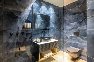 Suíte superluxo, vista para a piscina | Banheiro | Secador de cabelo, roupões de banho, toalhas de banho, sabonete