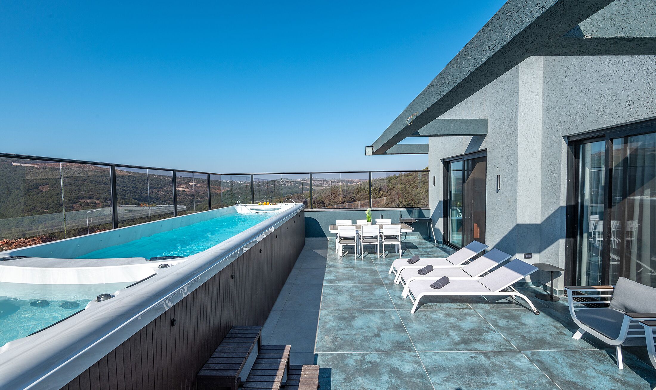 Penthouse Mewah, pemandangan kolam renang | Teras/patio