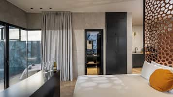 Luksussviitti, näköala uima-altaalle | Egyptinpuuvillaiset lakanat, ylelliset vuodevaatteet, pimennysverhot