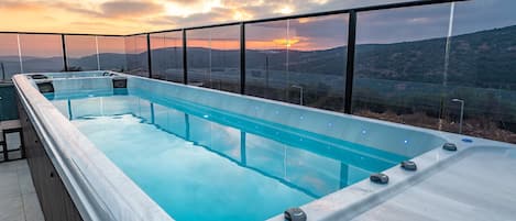 Luxury Penthouse, Pool View | 3 bedrooms, Egyptian cotton sheets, premium bedding, blackout drapes