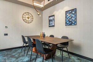 Penthouse de lujo, vista a la alberca | Área de sala de estar | Televisión de pantalla plana de 50 pulgadas con canales por cable 