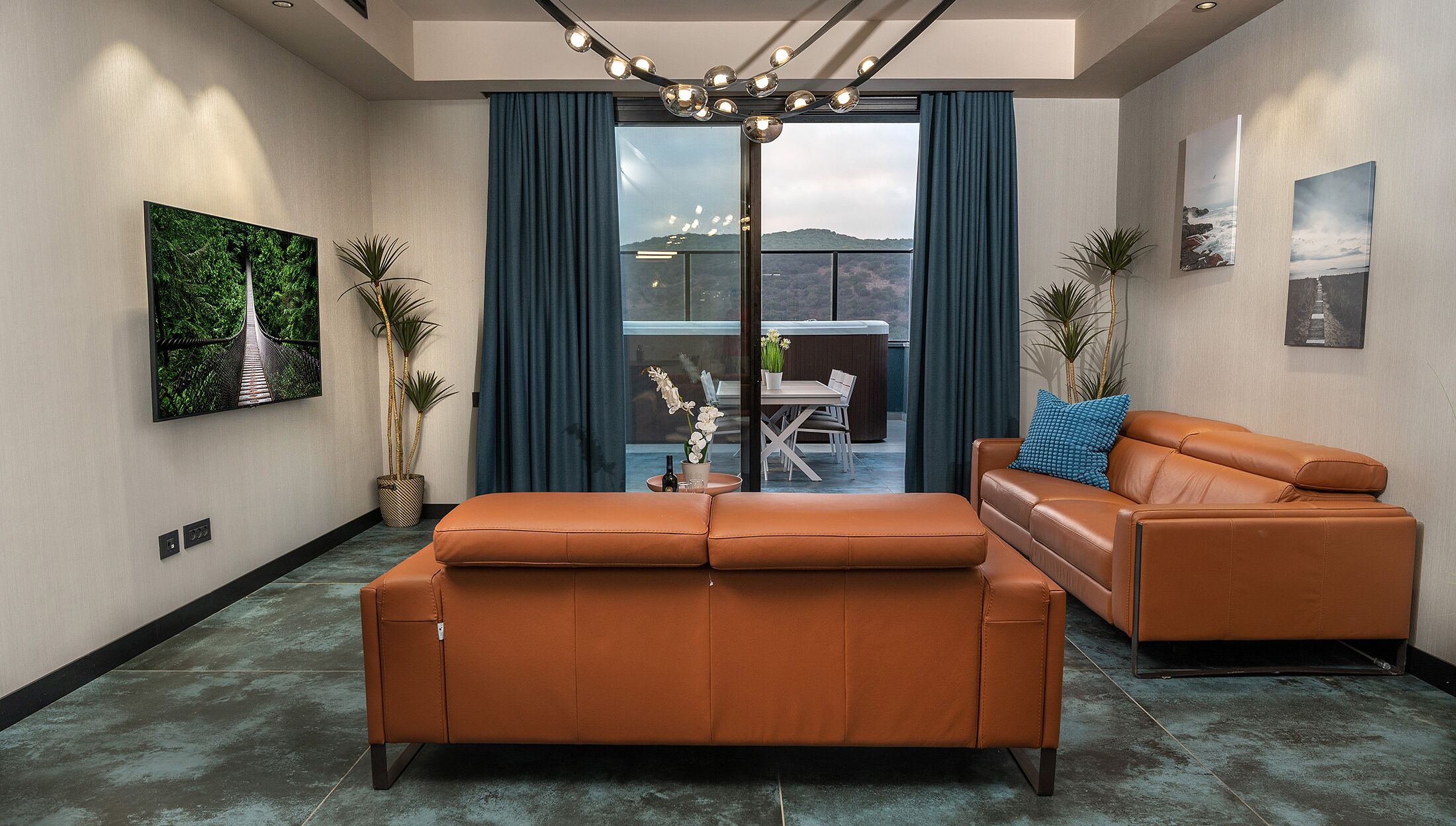 Penthouse Mewah, pemandangan kolam renang | Area keluarga | Televisi layar datar 50-inci dengan saluran TV kabel