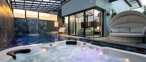 Suite Luxe, vue piscine | Bain à remous privé