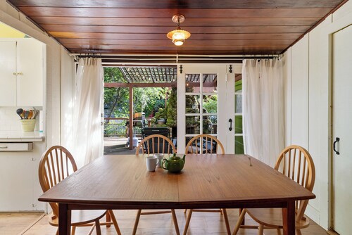 Bay Tree Cottage ~ Rustic, Charming, Centrally Located! Hot tub, Dog Friendly