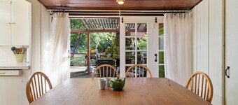 Bay Tree Cottage ~ Rustic, Charming, Centrally Located! Hot tub, Dog Friendly